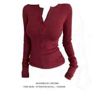 大码胖妹妹红色上衣，冬季设计感单排扣t恤女短款修身辣妹打底上衣