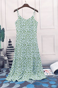 2023夏季女士吊带连衣裙修身显瘦性感露肩绿色，碎花无袖连衣裙长裙