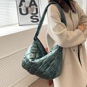 大容量包包2023秋冬休闲斜挎包女大包小众棉服包lady's bag