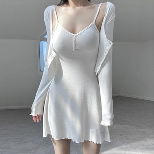2023v领小白色低胸性感吊带，连衣裙两件套纯欲气质套装女秋冬