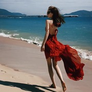 三亚红色绝美海边度假连衣裙女夏V领吊带性感露背超仙大摆沙滩裙