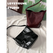 loveyoung 黑色/复古红棕 复古百搭秋冬简约水桶托特包