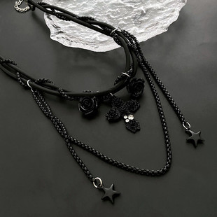 冷艳黑天鹅~个性轻奢玫瑰十字架，钛钢甜酷十字架项链女式性感颈链