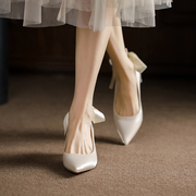 法式绸缎单鞋女日常可穿白色伴娘新娘配婚纱婚鞋细跟成人礼高跟鞋