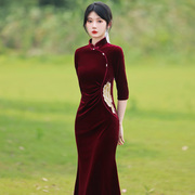 金丝绒改良旗袍礼服2023中袖红色，鱼尾高端气质，年轻妈妈敬酒服