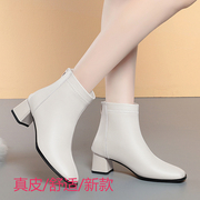 秋冬白色韩系真皮小短靴中跟女粗跟秋单靴2023夏款薄款马丁靴