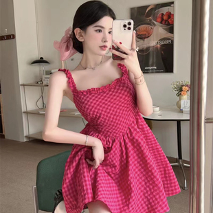 可盐可甜玫红色格纹吊带连衣裙女夏季法式气质显白气质短裙子