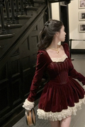 红色战袍圣诞新年蕾丝连衣裙女冬季设计高级感收腰在逃公主礼服裙