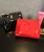 四件出口欧美黑色红色漆皮，暗压logo大容量，pu化妆包收纳包