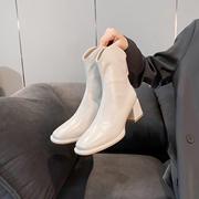 Mc。香港白色真皮短靴女马丁靴2023秋冬季小踝靴方头粗高跟瘦