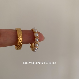 别样轻奢高级感小众珍珠，水波纹褶皱设计感精致金色钛钢戒指e395