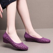 夏季时尚包头洞洞凉鞋女韩版百搭中跟防滑水晶塑料女士坡跟鞋