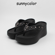 sunnycolor铆钉十字架，增高厚底人字拖女夏外穿松糕，坡跟夹脚凉拖鞋