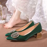 婚鞋绿色上车鞋女粗跟2023春季珍珠秀禾婚纱两穿绿色尖头高跟