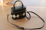 韩版牛皮针织，拼接箱子包包，款黑白菱格女包包