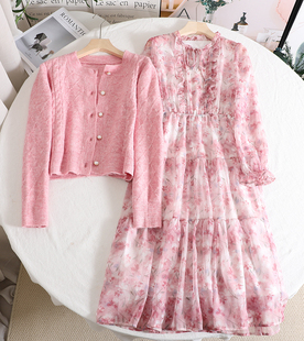 袖の甜美粉色毛衣+立领，木耳边粉色雪纺碎花，连衣裙两件套装女