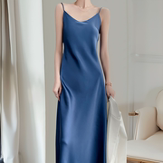 蓝色吊带连衣裙女2024夏季气质，高级感吊带裙，夏天打底v领长裙