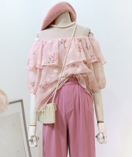 粉色仙气娃娃衫2024夏女装(夏女装)法式浪漫印花上衣，一字领露肩温柔雪纺衫