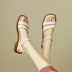 法式真皮一字带凉鞋，女2024夏季韩版露趾米白色，平底平跟罗马鞋