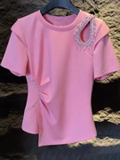 重工镶钻粉色短袖t恤女夏季不规则，镂空露肩体恤别致收腰显瘦上衣