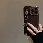 ins美拉德复古棕适用于苹果15plus手机壳iPhone14高级感山茶花皮质手腕带13promax轻奢小众12全包保护套11女X
