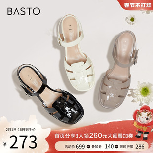 百思图夏季商场时尚，一字带猪笼鞋粗跟罗马女凉鞋tuf02bl3
