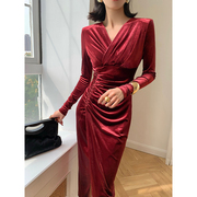 wangxo红色长袖v领丝绒连衣裙，女2023秋季修身不规则包臀开叉长裙