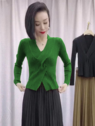 绿色羊绒打底衫女秋冬短款修身显瘦设计感交叉V领小衫毛衣针织衫