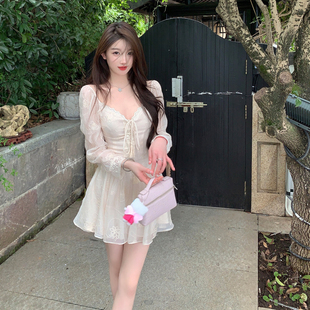 fairyjiang秋季高级感气质，长袖v领蕾丝白色连衣裙，收腰显瘦短裙子