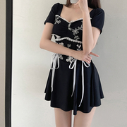 韩国时尚泳衣女黑色显瘦连体，裙式短袖保守花朵刺绣温泉度假游泳装