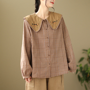 复古森系刺绣娃娃领衬衫女秋装气质减龄格子长袖衬衣大码别致上衣