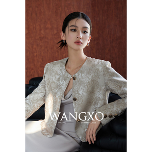 wangxo定制杏色立体浮雕，肌理提花面料复古优雅垫肩，短款小外套女