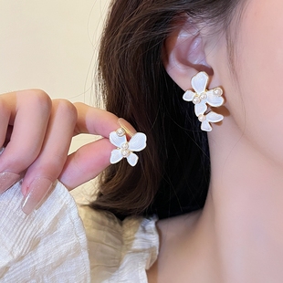 S925银针优雅白色花朵耳钉女小众设计高级感不对称气质珍珠耳环女