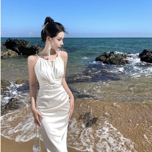 白色挂脖吊带连衣裙女夏季鱼尾，高级感包臀长裙缎面海边度假沙滩裙