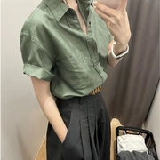 Polo领绿色棉麻短袖衬衫女夏法式V领宽松显瘦衬衣小个子上衣