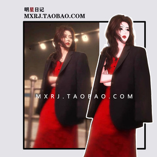 白鹿明星同款高级感黑色，西装红色露肩设计针织裙，氛围感复古长裙女