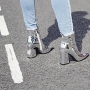 银色短靴女2023秋冬高跟及踝靴粗跟中筒瘦瘦靴英伦风亮漆皮马丁靴