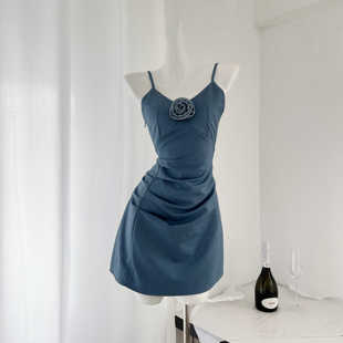 高级感蓝色玫瑰v领吊带裙女2024夏季侧边抽褶美背收腰连衣裙