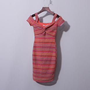 针织一字肩彩色吊带条纹连衣裙，纯欲风彩色，夏季性感辣妹包臀短