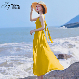 黄色沙滩裙女夏2024海边度假雪纺，无袖吊带连衣裙，性感露背超仙长裙