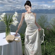 夏季法式甜美气质清纯修身显瘦度假风白色，印花刺绣吊带连衣裙