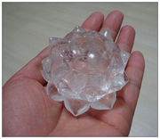 天然白水晶莲花底座：晶体比较通透 棉质少  直径7.5cm