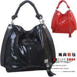 2010 新 <span class=H>包邮</span>★特价牛皮包单肩包/蛇皮纹超大真皮女包包 挎包黑红