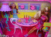 正版礼盒芭比娃娃barbie粉红芭比双人餐桌，芭比餐厅组合x7942