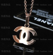 Versión coreana del clásico de Chanel especial simple rosa de 14K collar de oro colgando CHANEL doble C de titanio Collar de acero