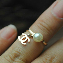 Tiro famoso del mundo real hermoso decorado de lujo de Hong pequeña gran perla colgante CC pequeño anillo de la cola