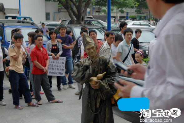 时尚乞丐 广州岗顶街头扮济公 只讨爱心不讨路