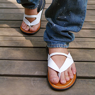 Waves of new leisure fashion in England, Japan and South Korea in  summer pinch flip-flops slippers for men cool men and beach shoes men
