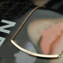 De tiro del mundo real bellamente decoradas gran letra H de diseño simple collar línea curva de titanio Collar de acero