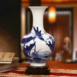 景德镇陶瓷器雕刻青花瓷荷花，鱼花瓶中式田园仿古家居摆件工艺品